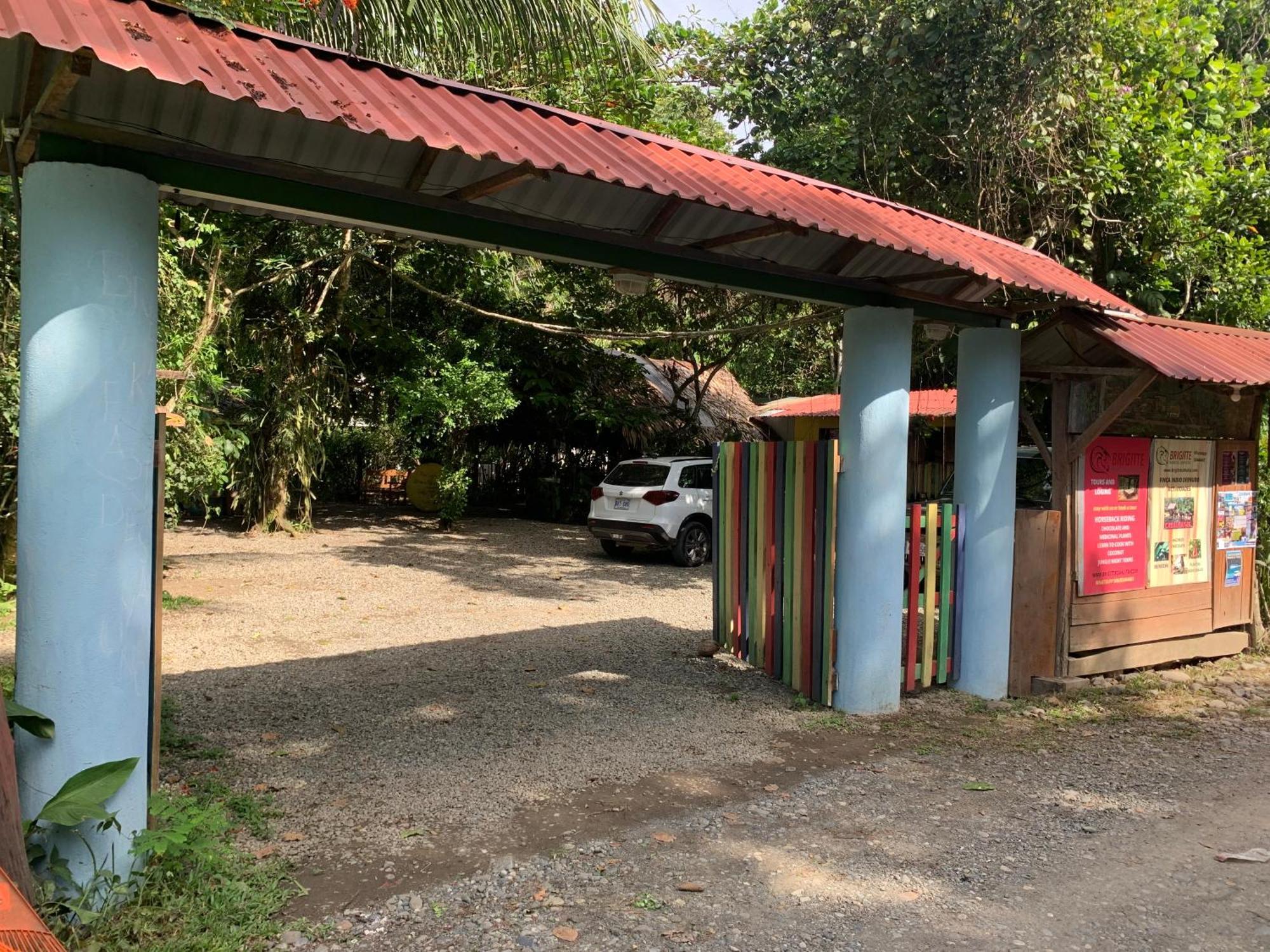 Brigitte'S Ranch Hotel Кахуита Екстериор снимка